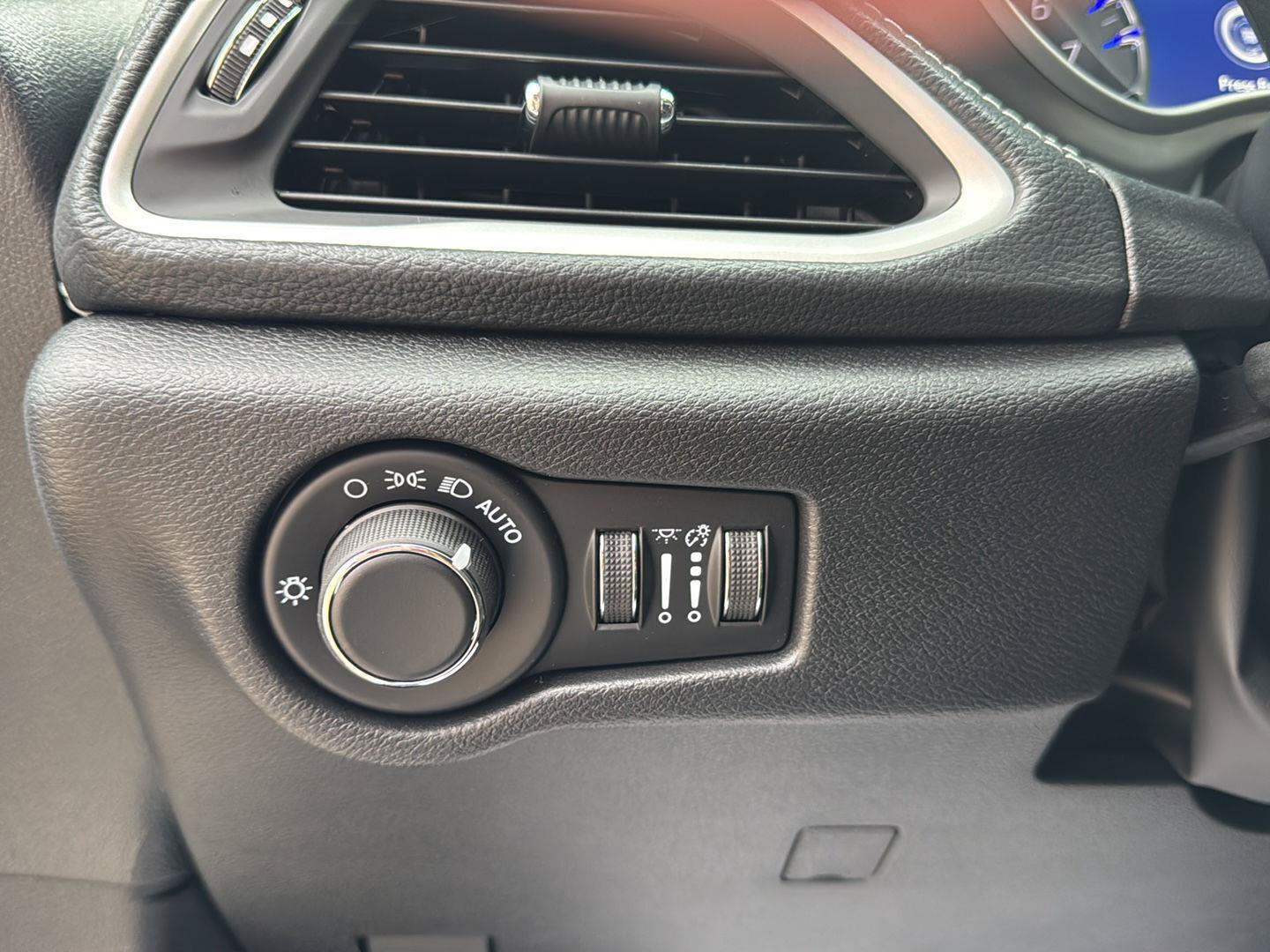 New 2027 Chrysler Pacifica Select FWD image 17