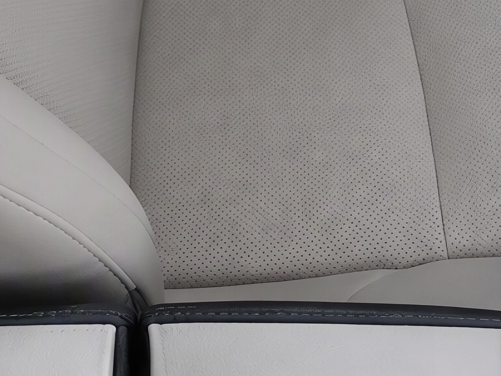 Used 2021 Lexus GX 460 Premium w/ Accessory Package AWD/4WD image 17
