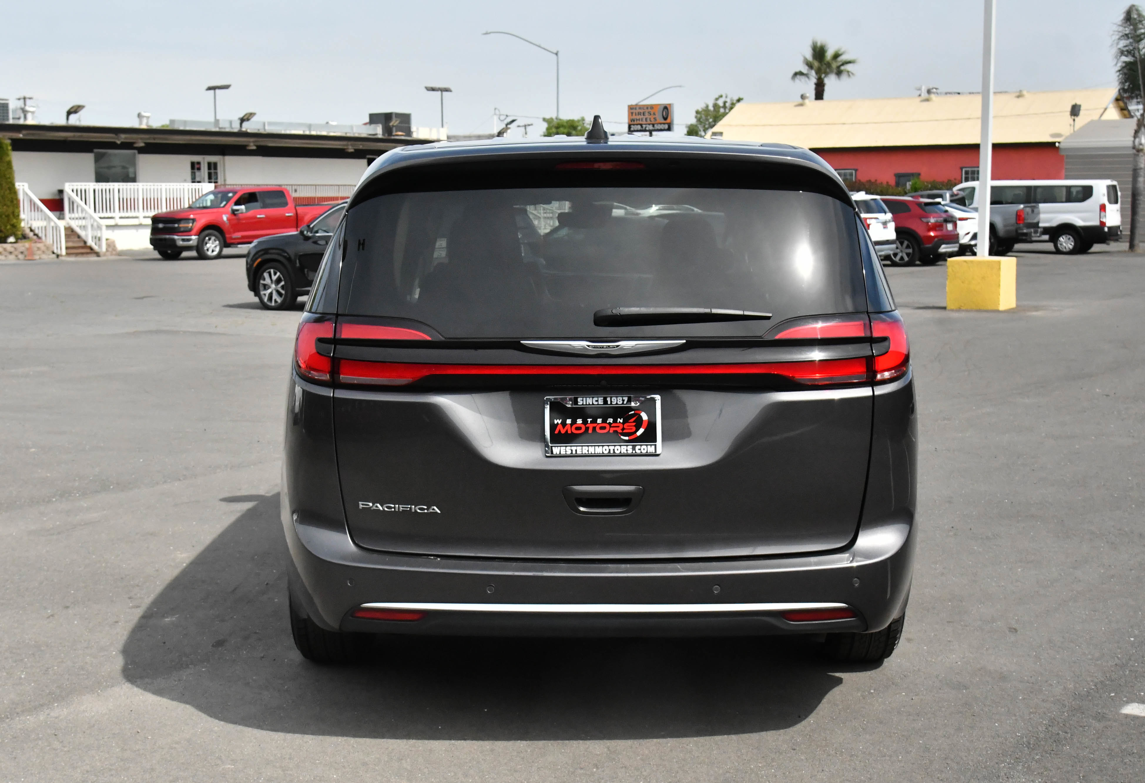 Used 2023 Chrysler Pacifica Touring-L FWD image 7