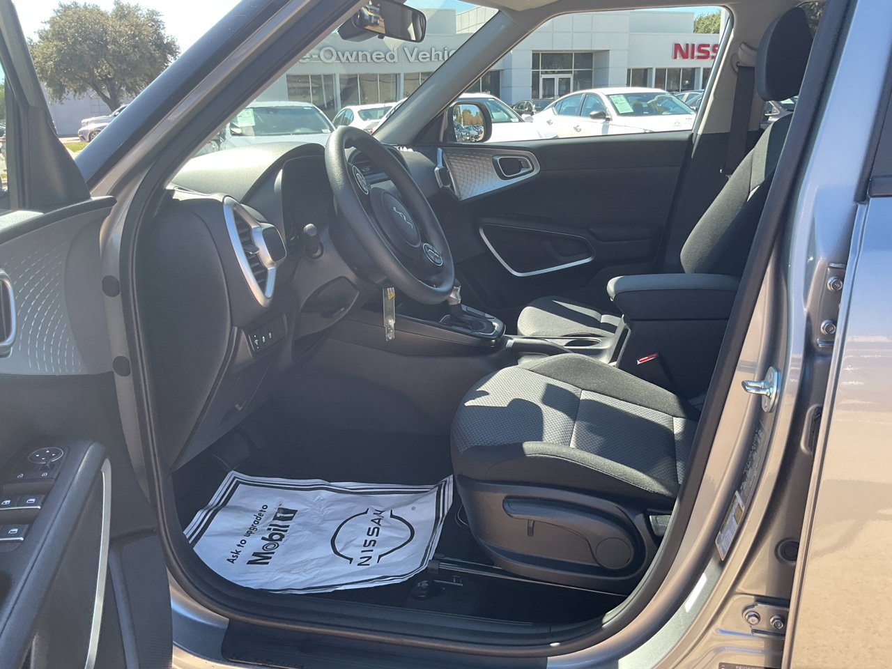 Used 2025 Kia Soul LX w/ LX Technology Package FWD image 8