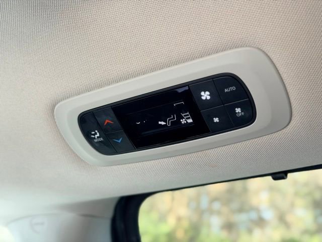 Used 2023 Chrysler Pacifica Touring-L image 23