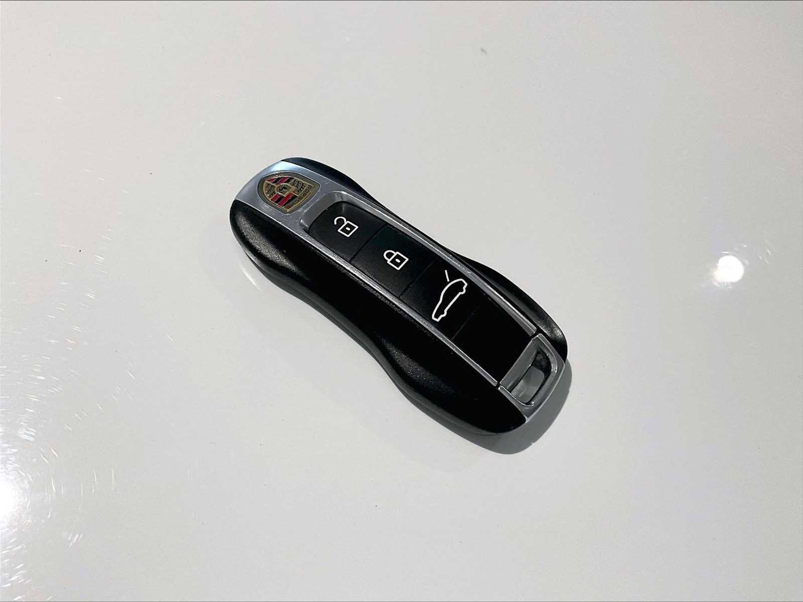 Used 2020 Porsche Panamera image 36