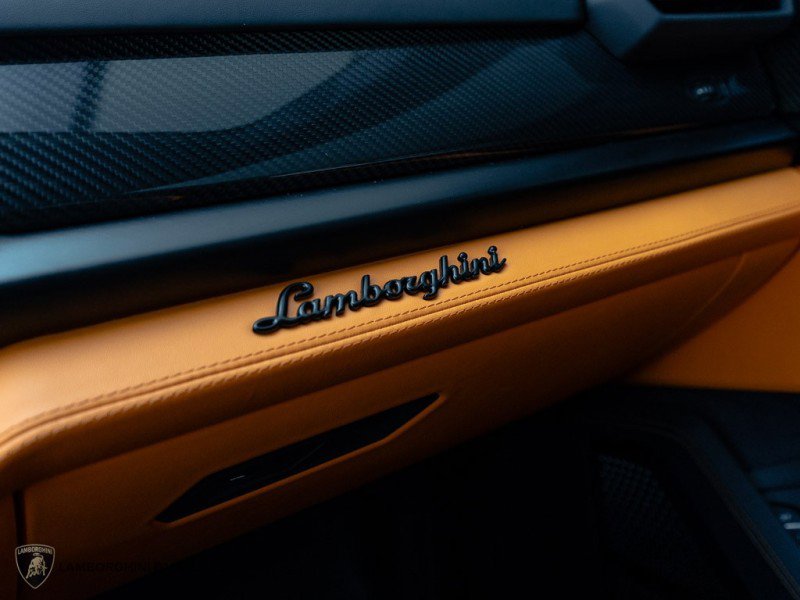Used 2025 Lamborghini Urus SE image 12