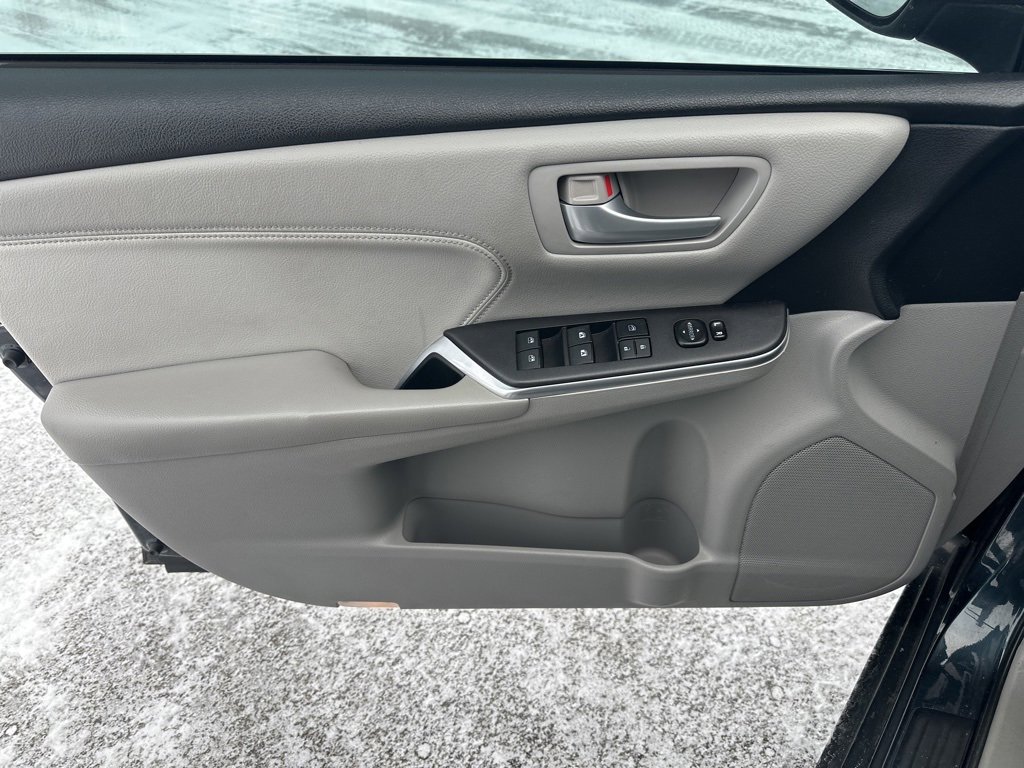 Used 2016 Toyota Camry XLE image 12