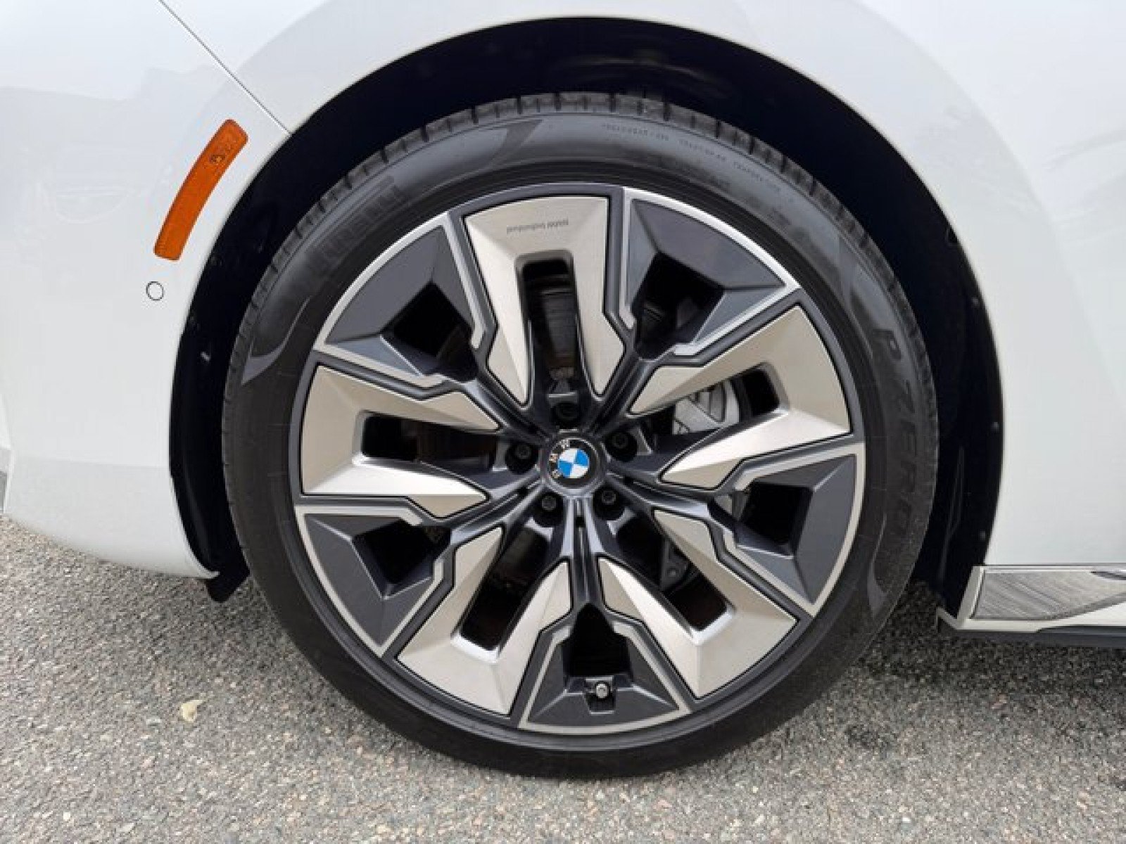 Used 2023 BMW i7 xDrive60 AWD/4WD image 9