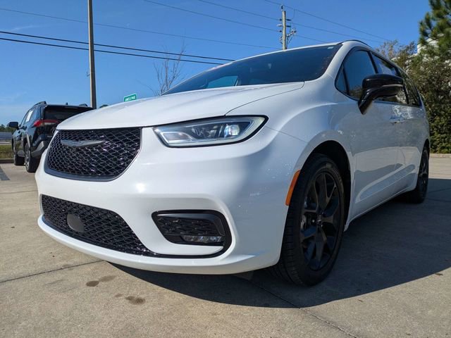 Used 2025 Chrysler Pacifica Limited image 8