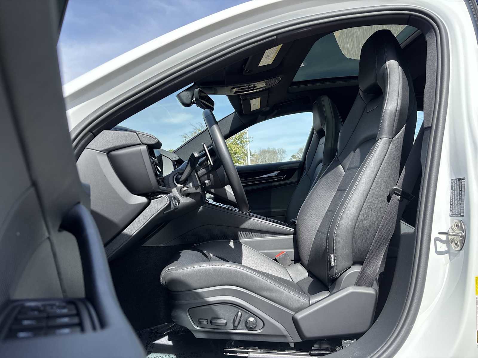 Used 2025 Porsche Panamera image 6