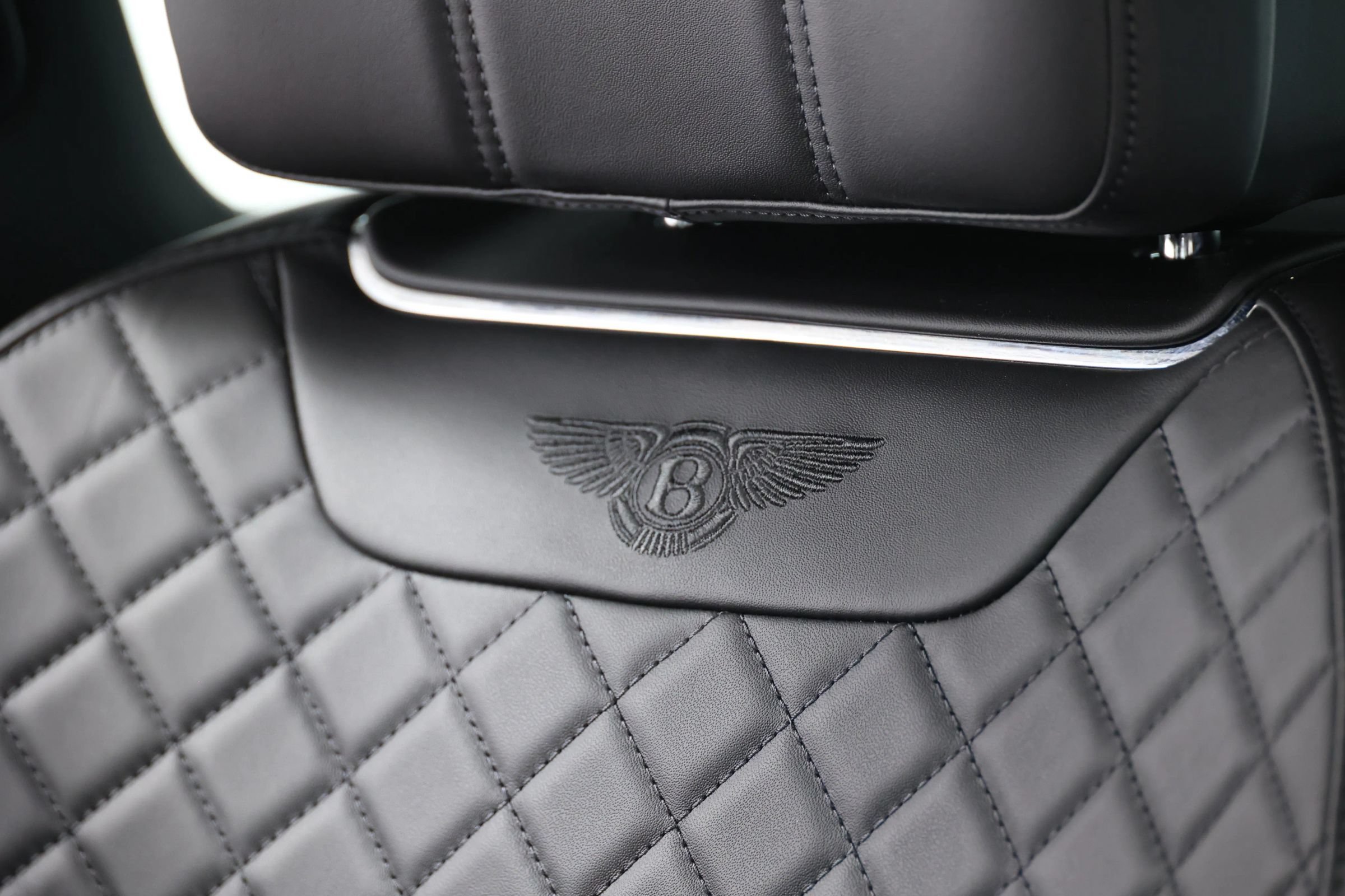 Used 2020 Bentley Bentayga Plug-In Hybrid AWD/4WD image 55