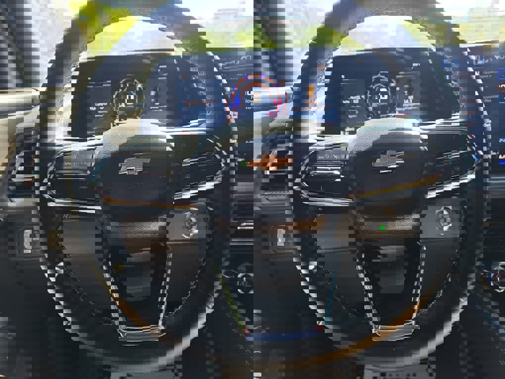 Used 2025 Chevrolet Traverse LT w/ Driver Confidence Package image 16