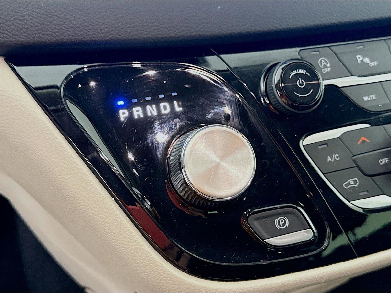 Used 2023 Chrysler Pacifica Touring-L image 10