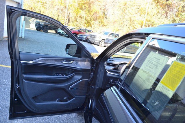 Used 2023 Jeep Grand Cherokee L Overland image 15