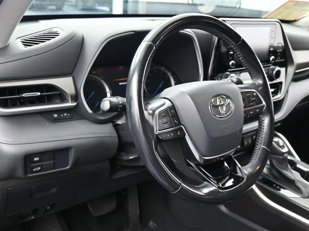 Used 2021 Toyota Highlander XLE FWD image 15