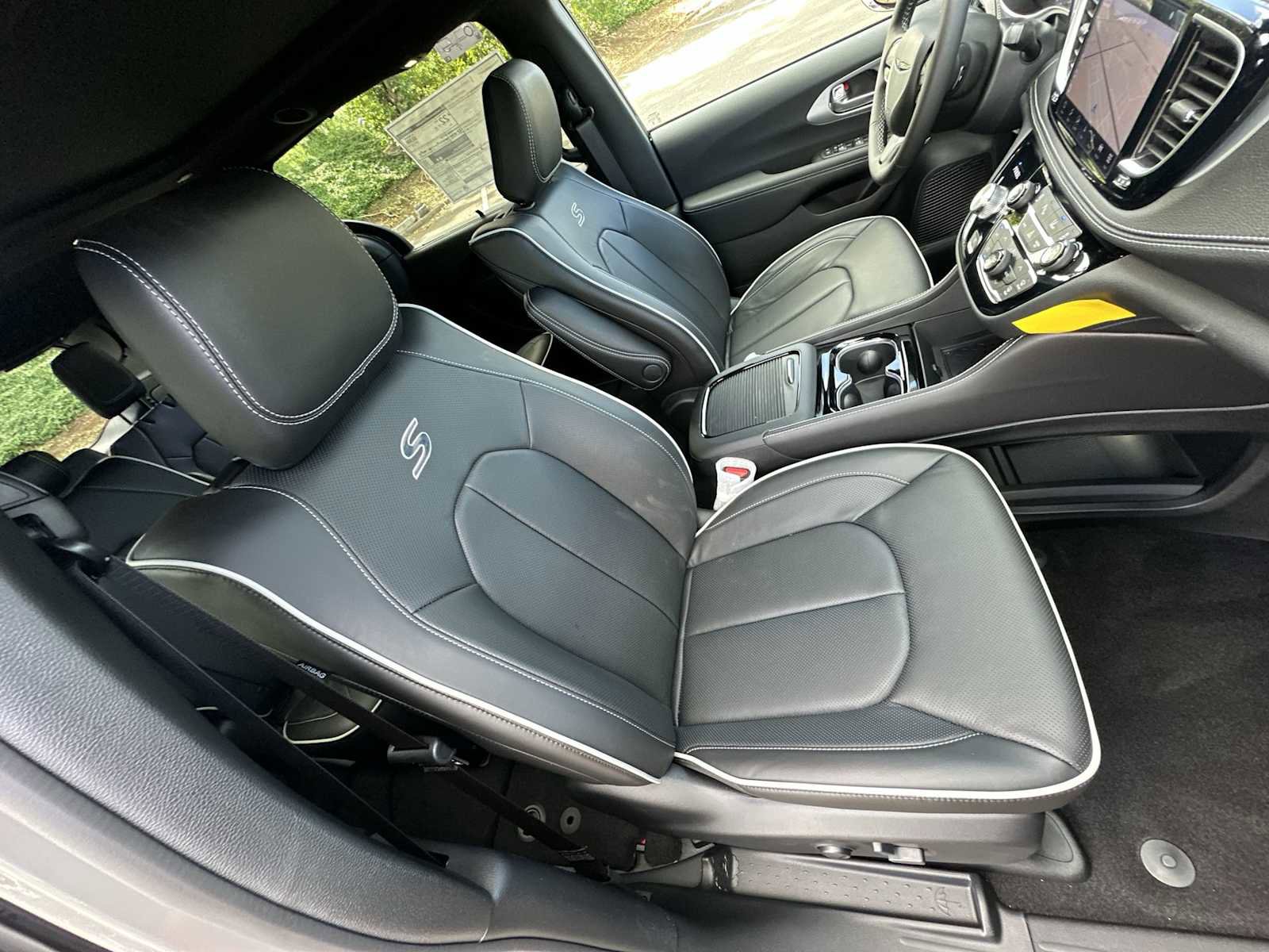 New 2025 Chrysler Pacifica Limited w/ Uconnect Theater Family Group image 25