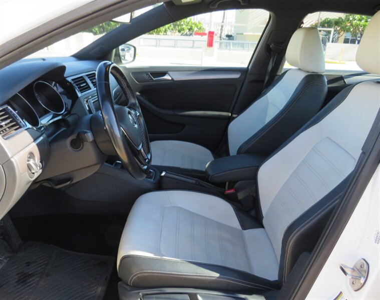 Used 2016 Volkswagen Jetta Sport w/ Lighting Package FWD image 9