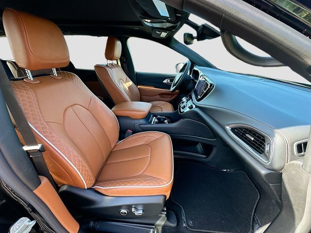 Used 2025 Chrysler Pacifica Pinnacle image 32