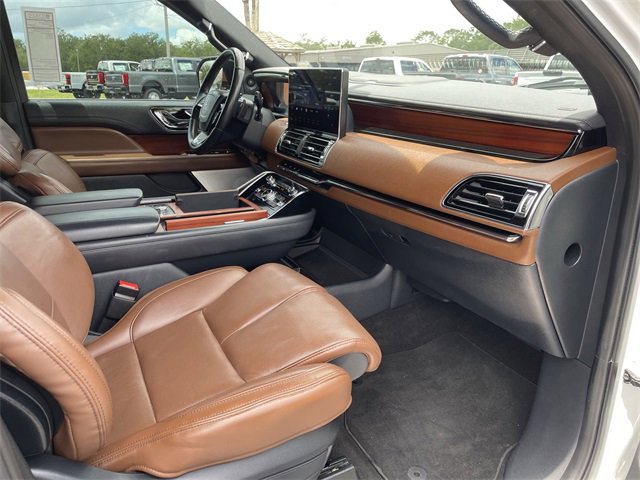 Used 2022 Lincoln Navigator Reserve image 11