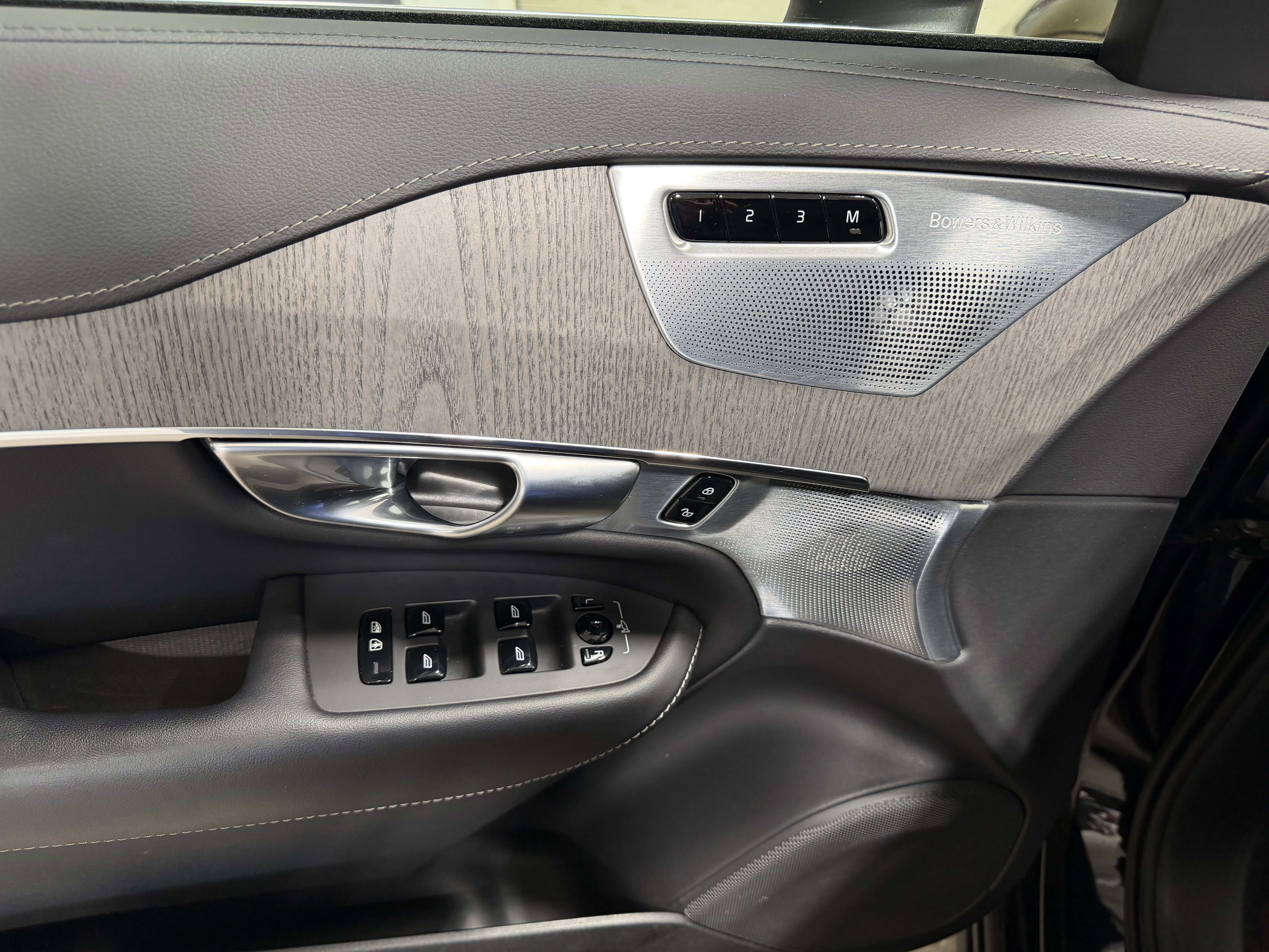 Used 2023 Volvo XC90 B6 Ultimate w/ Protection Package image 11