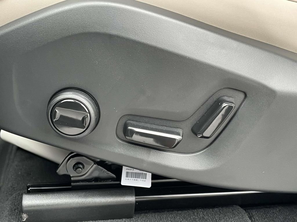 New 2026 Volvo XC90 B6 Plus w/ Protection Package Premier image 8
