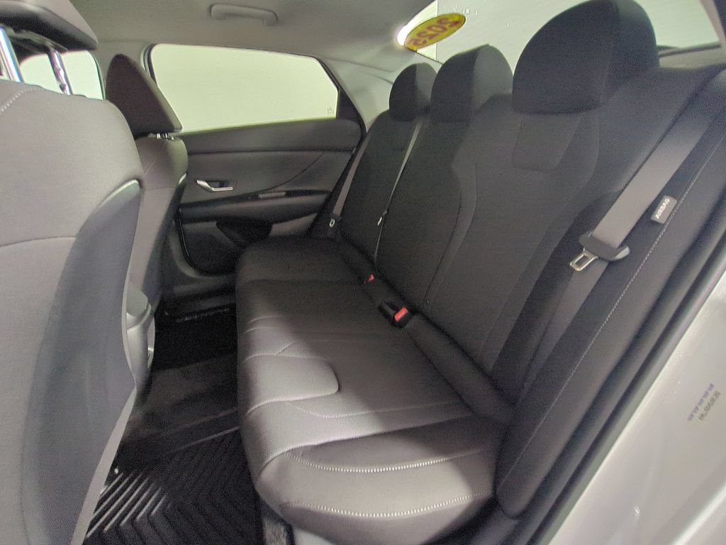 Used 2025 Hyundai Elantra SE FWD image 14
