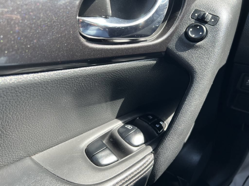 Used 2018 Nissan Rogue S AWD/4WD image 19