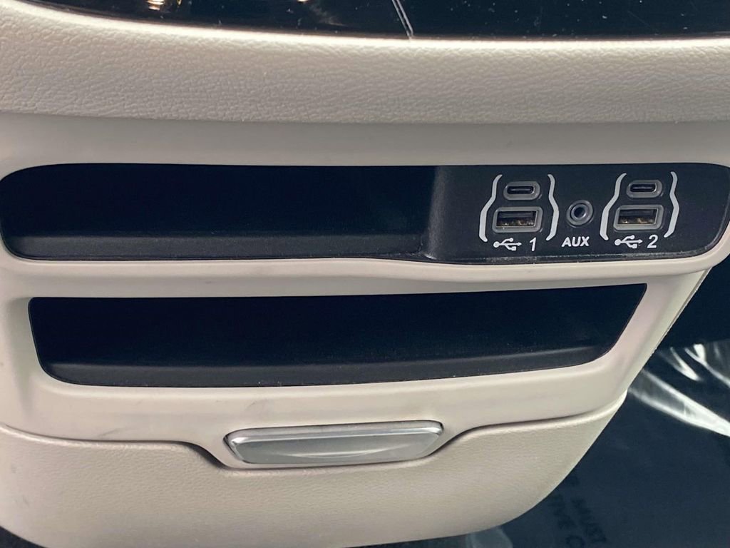 Used 2024 Chrysler Pacifica Touring-L image 28