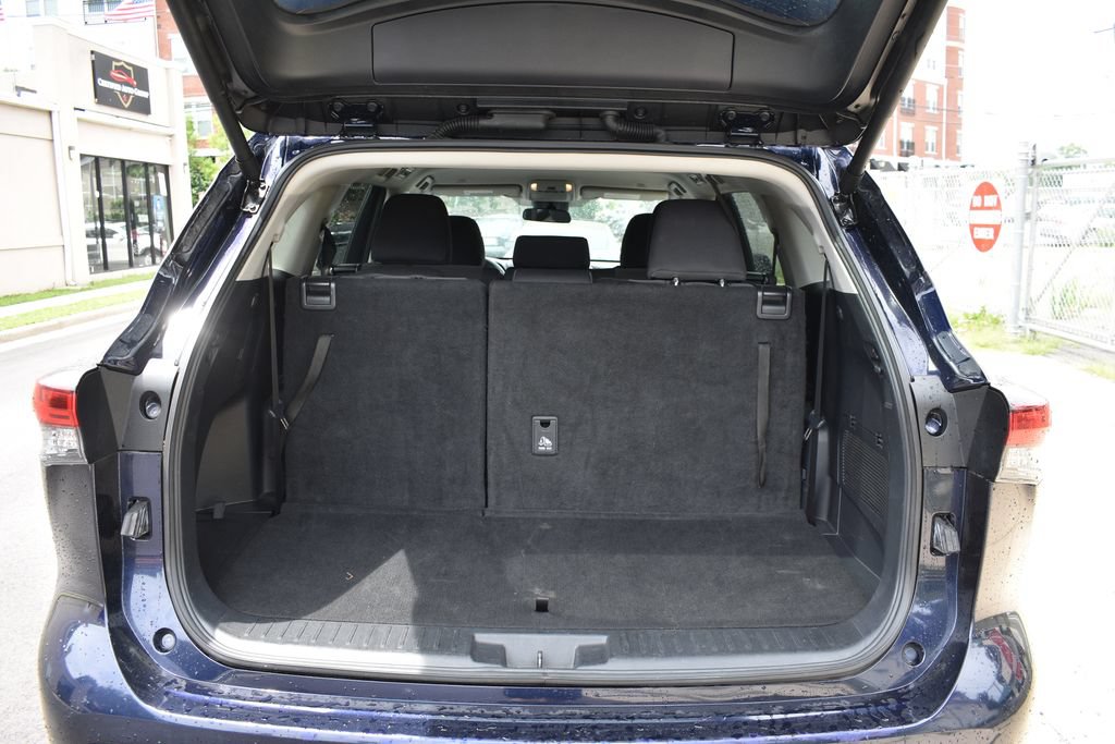 Used 2025 Toyota Highlander LE FWD image 34