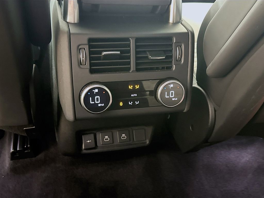 Used 2024 Land Rover Discovery Dynamic SE image 30