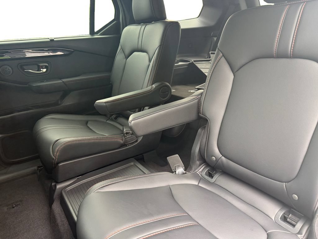 Used 2025 Honda Pilot TrailSport image 13