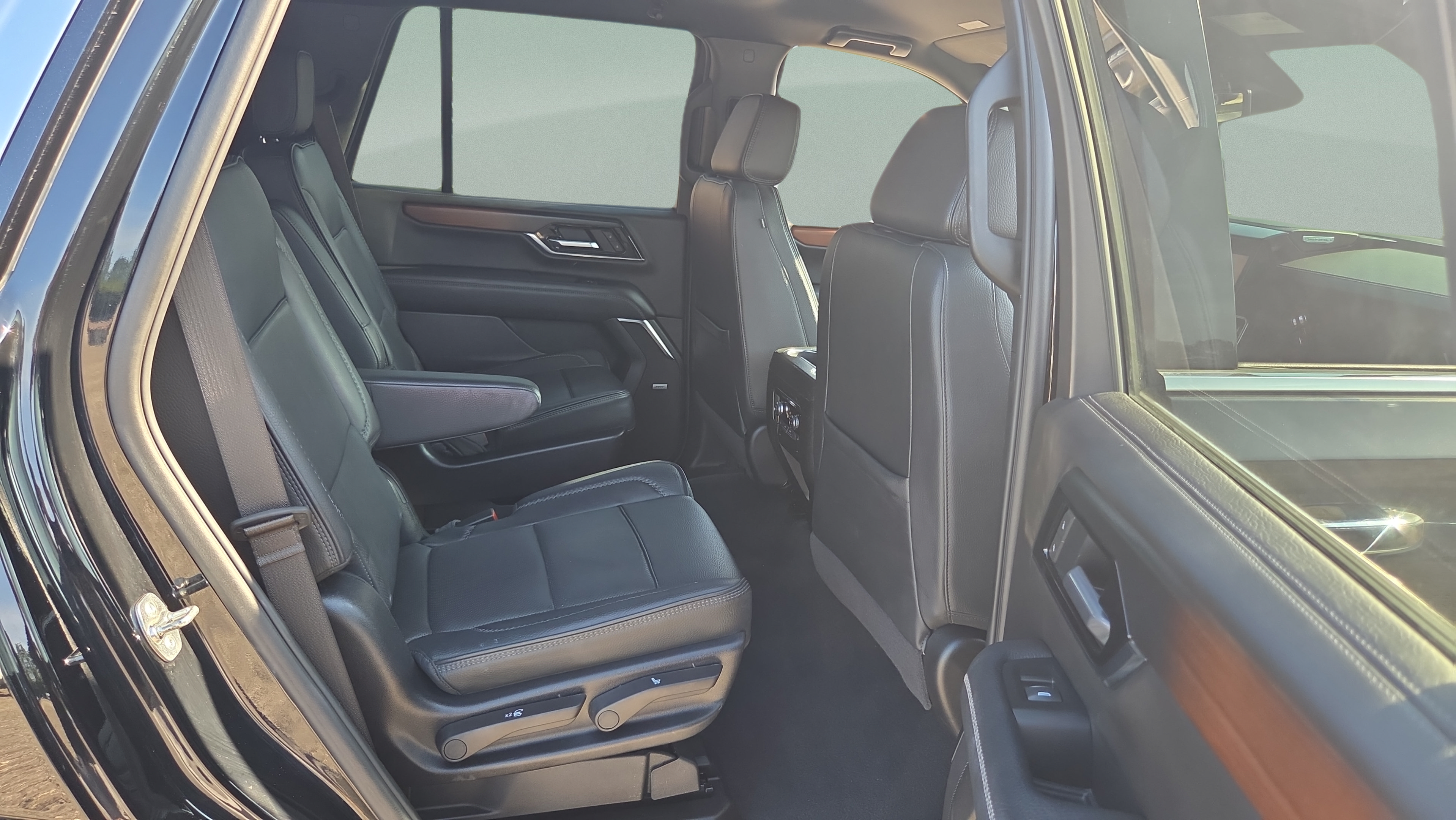 Used 2025 GMC Yukon Denali AWD/4WD image 14