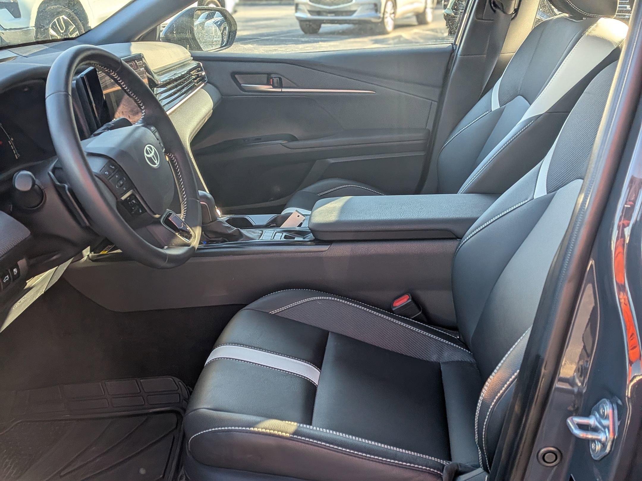 Used 2025 Toyota Camry SE image 16