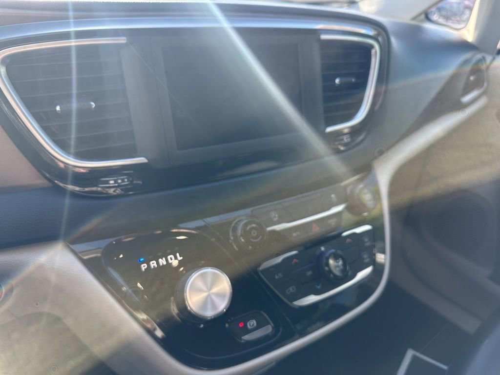 Used 2021 Chrysler Voyager Lxi image 10