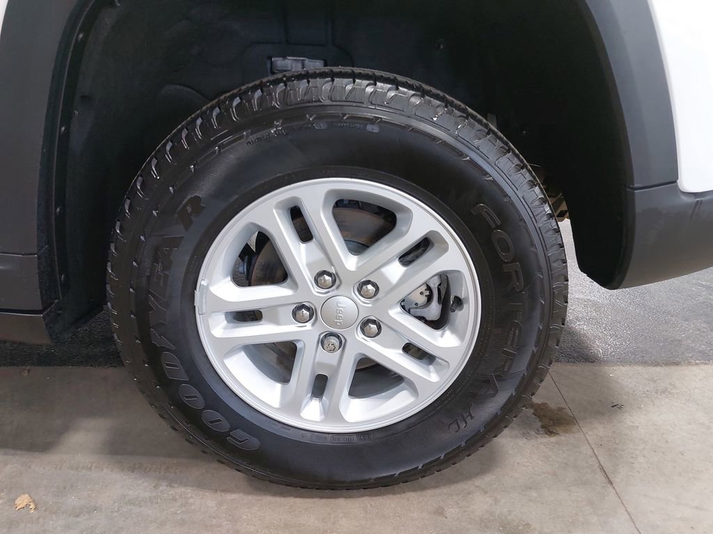 Used 2023 Jeep Grand Cherokee Laredo image 32