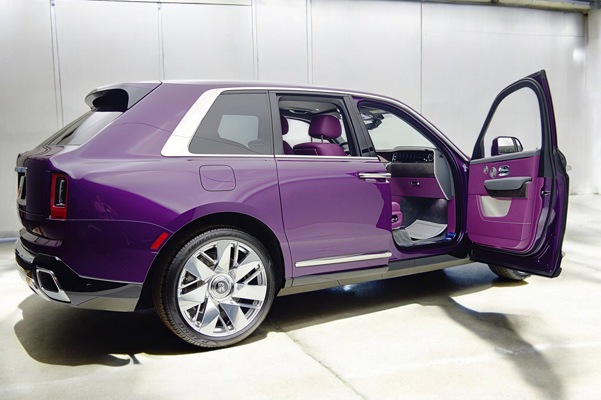 Used 2025 Rolls-Royce Cullinan AWD/4WD image 13