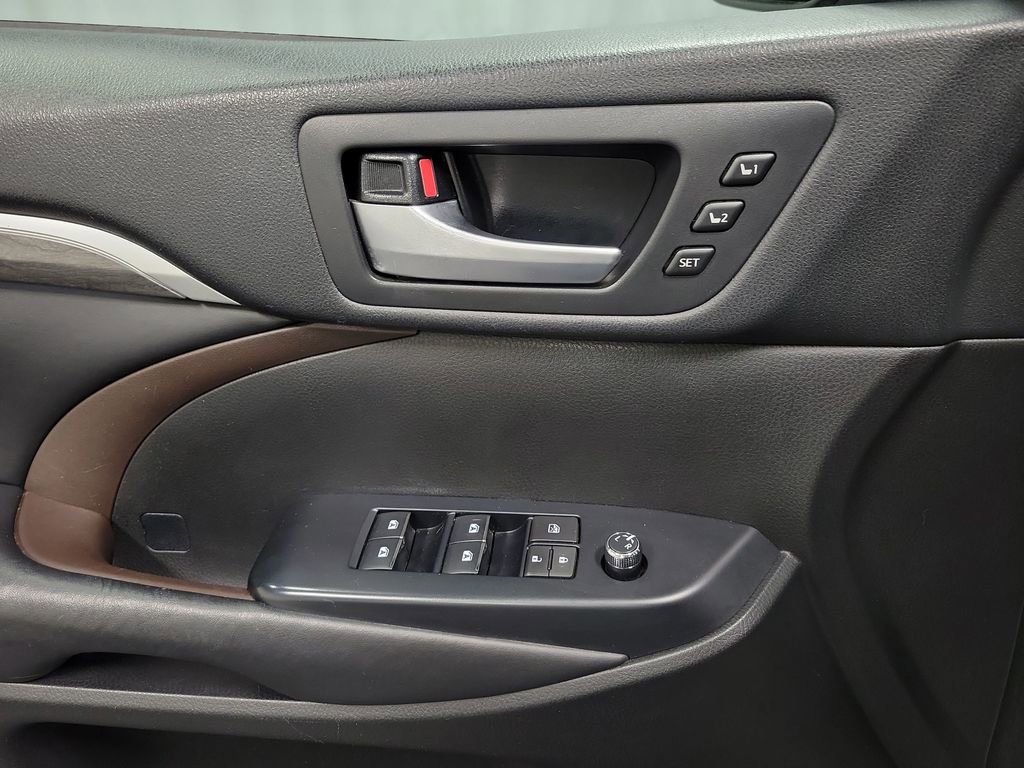 Used 2017 Toyota Highlander Limited image 20