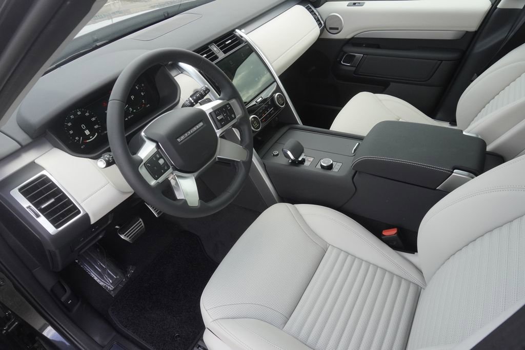 New 2025 Land Rover Discovery Dynamic SE image 18