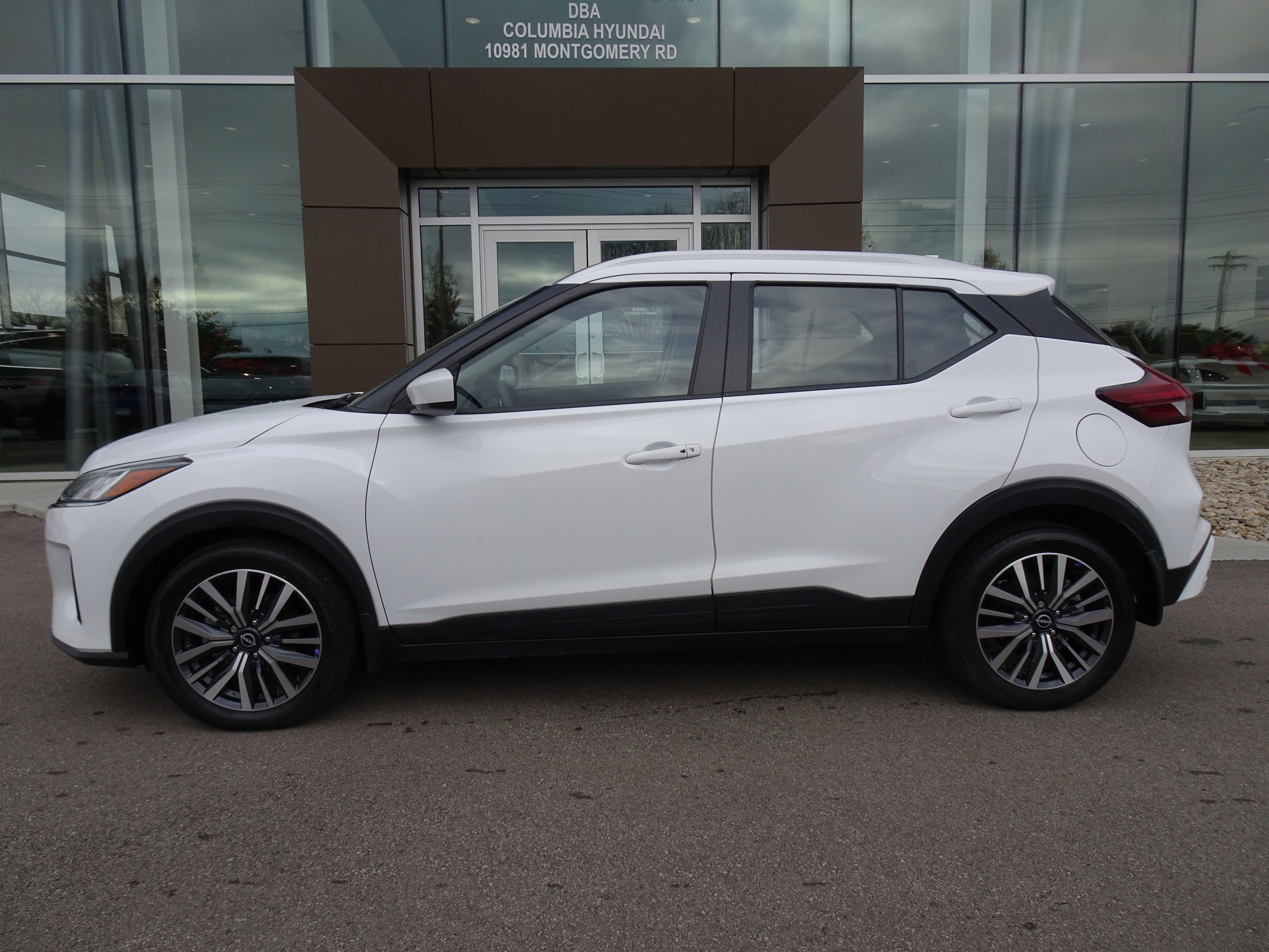 Used 2023 Nissan Kicks SV image 2
