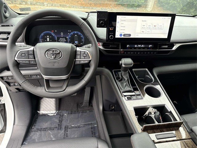 Used 2025 Toyota Sienna Limited image 18