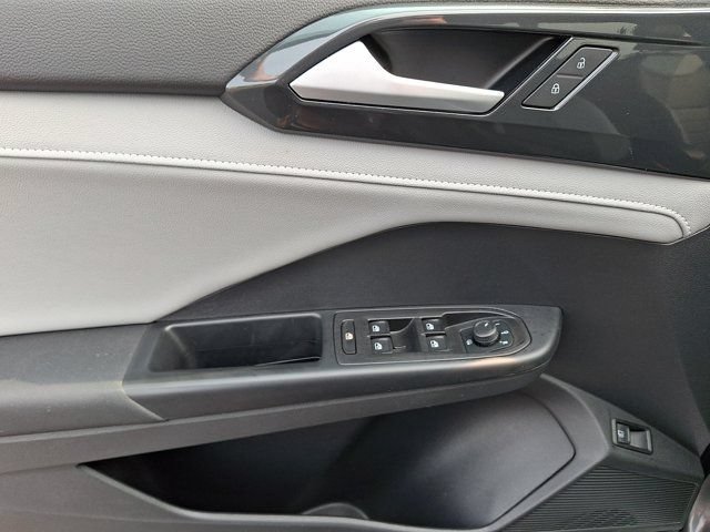 Certified 2022 Volkswagen Taos SEL AWD/4WD image 16