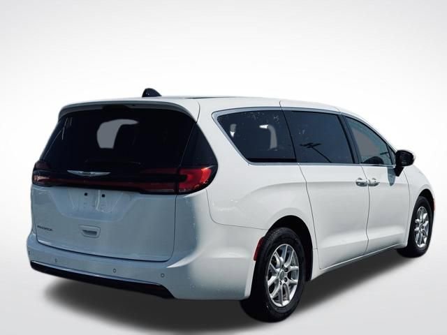 Used 2023 Chrysler Pacifica Touring-L FWD image 6
