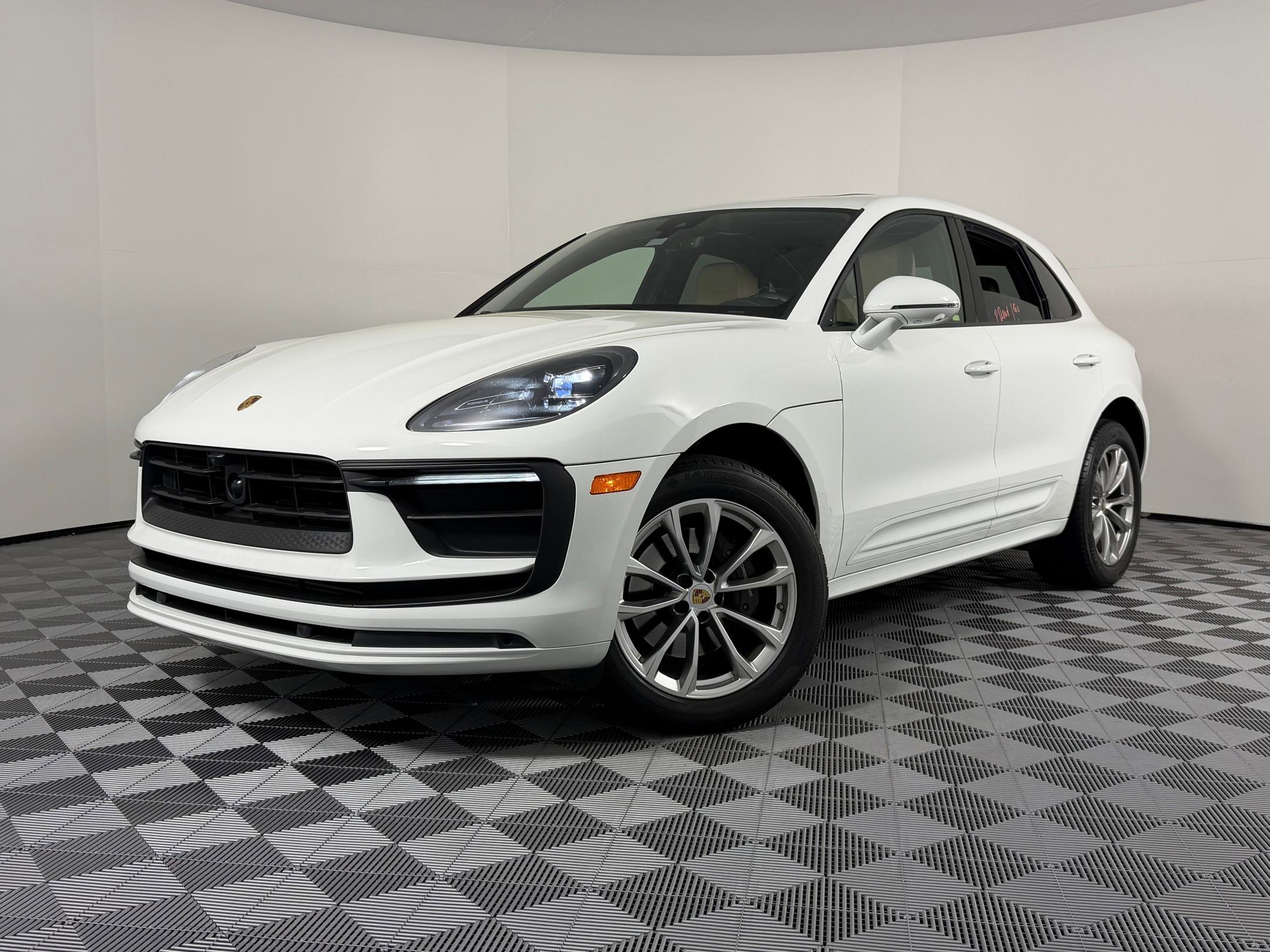 Certified 2023 Porsche Macan image 1
