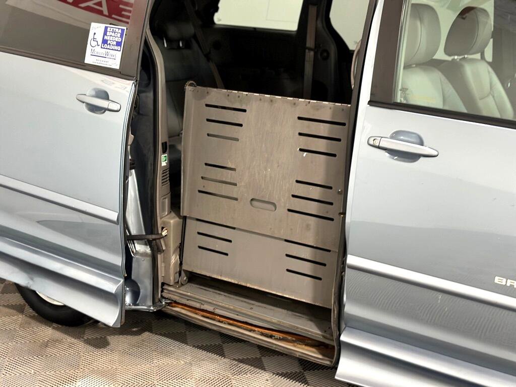 Used 2010 Toyota Sienna XLE image 4