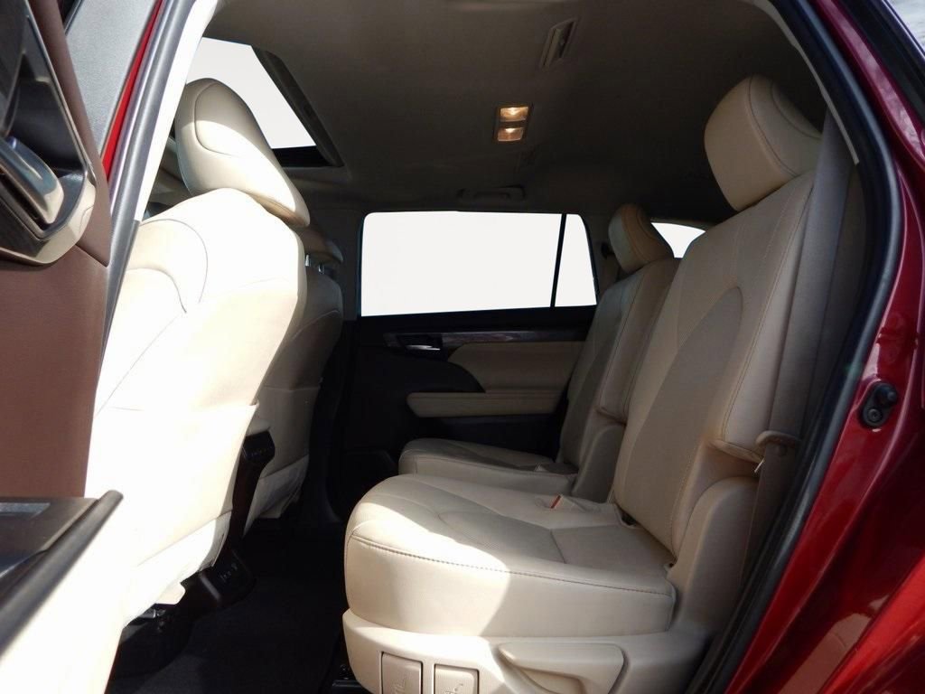 Used 2021 Toyota Highlander Limited image 11
