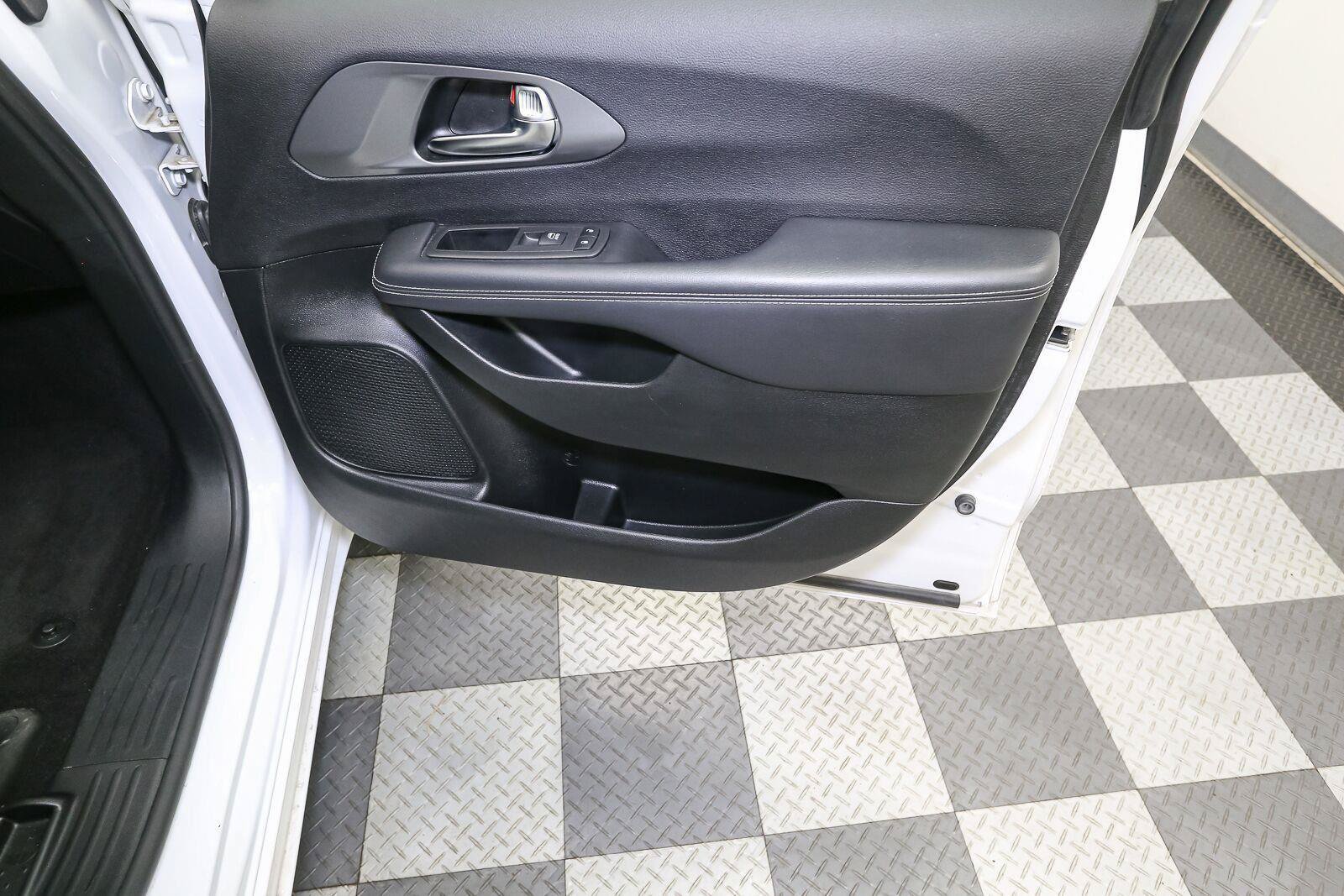 Used 2025 Chrysler Pacifica Select FWD image 18
