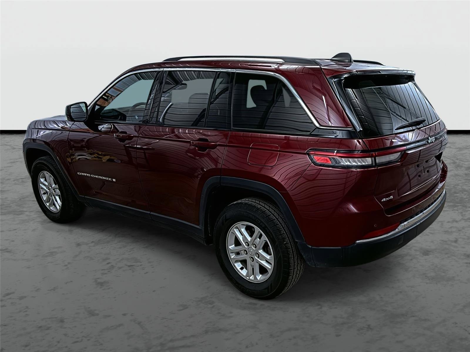 Used 2024 Jeep Grand Cherokee Laredo image 2