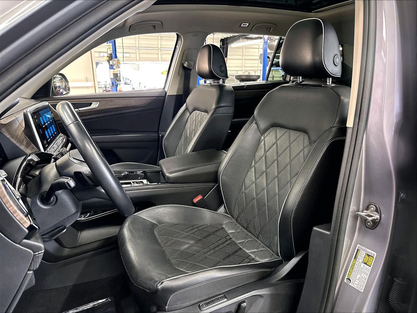 Used 2024 Volkswagen Atlas SEL Premium R-Line AWD/4WD image 24