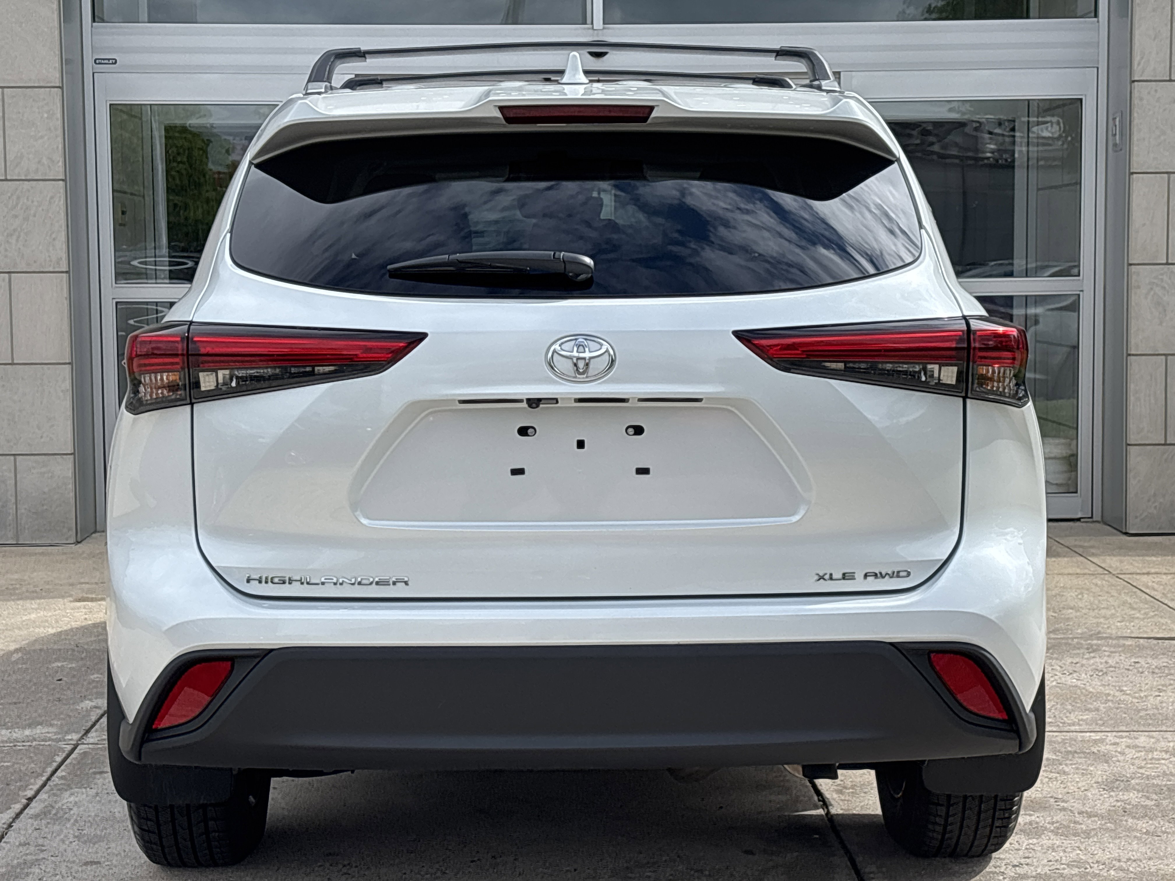 Used 2022 Toyota Highlander XLE AWD/4WD image 7