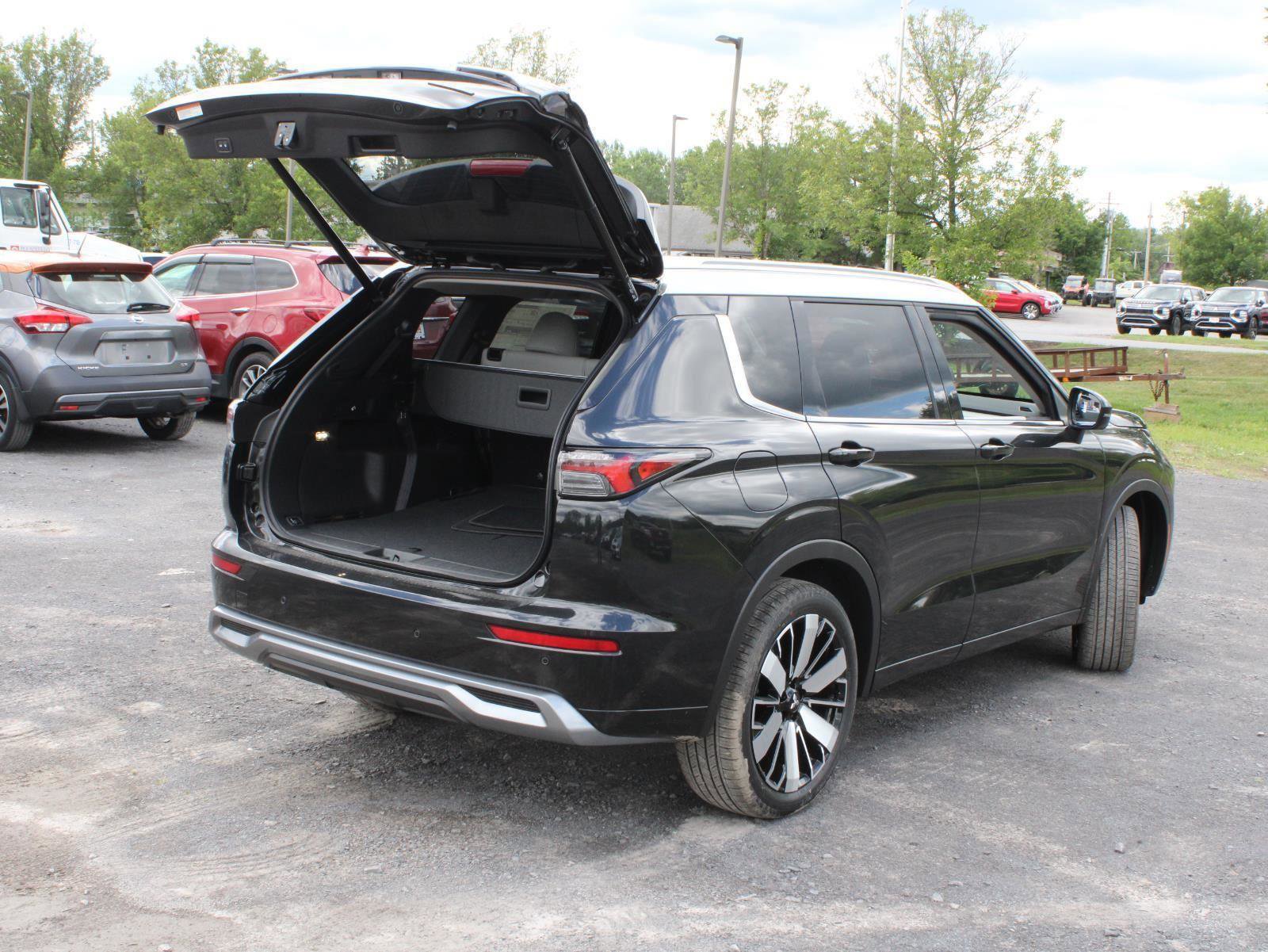 New 2025 Mitsubishi Outlander Platinum Edition image 11