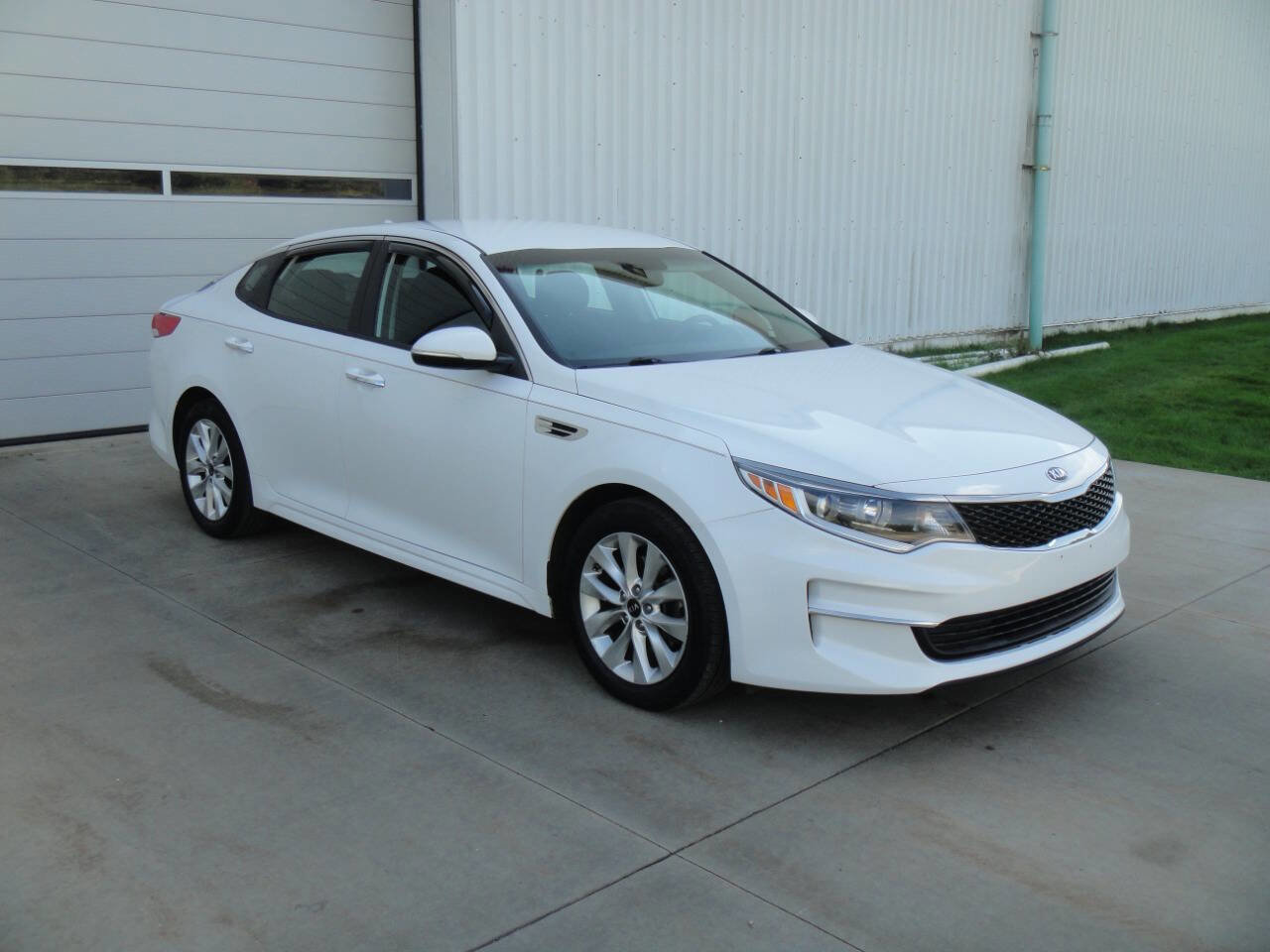 Used 2018 Kia Optima LX w/ 17" Alloy Wheels Package image 4