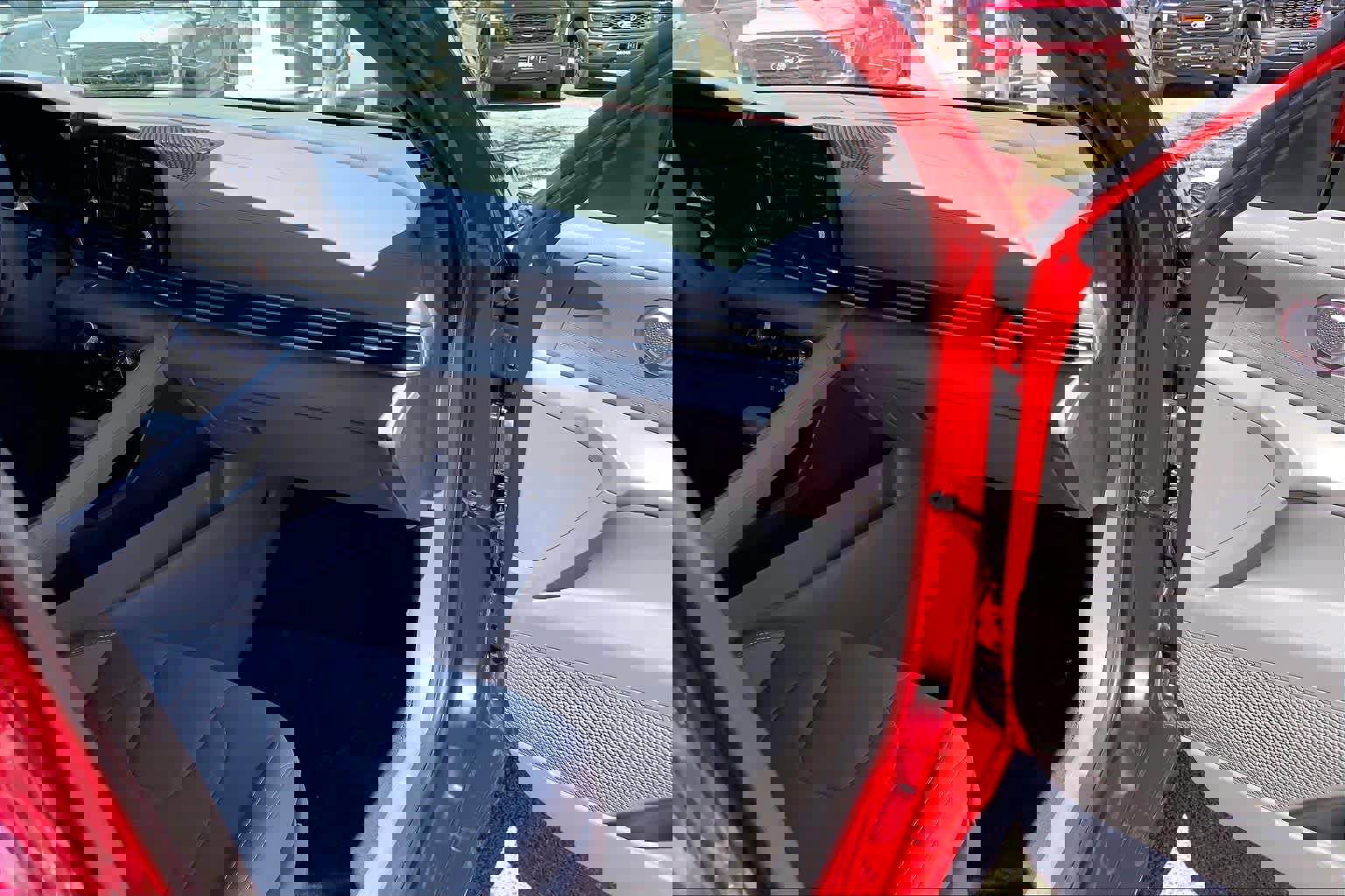 Used 2023 Hyundai Elantra SEL w/ Preferred Accessory Package FWD image 19