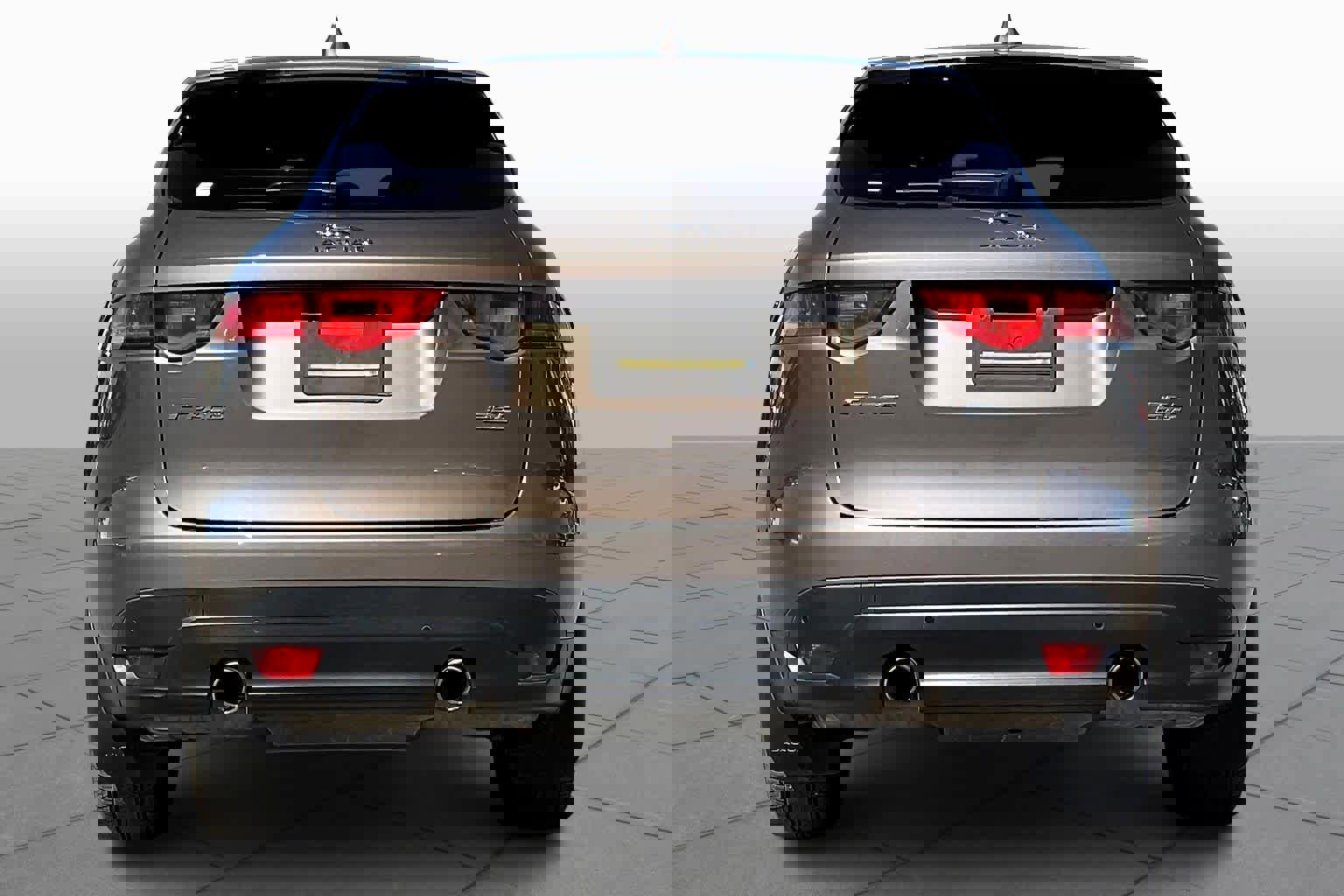 Used 2017 Jaguar F-PACE Premium image 5